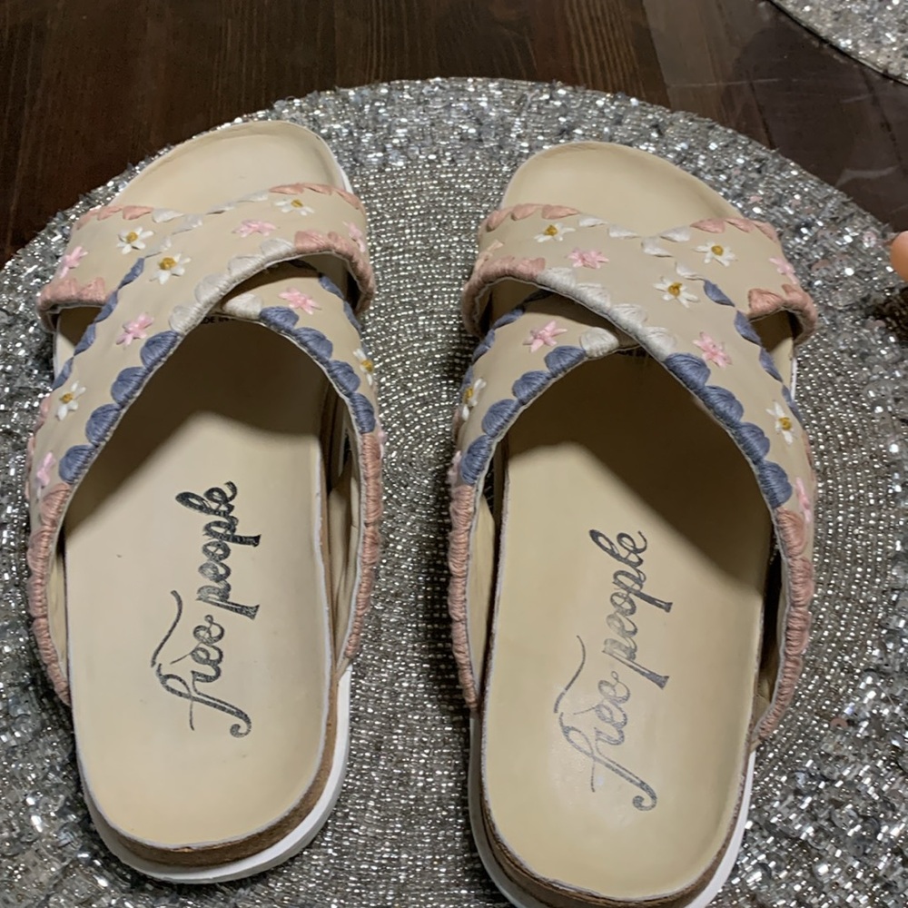 FREE PEOPLE Washed Natural Wildflower Embroidered crossband Sandals sz E… - Picture 8 of 12
